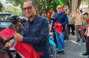 foto istimewa : Ketua di wakili Anggot Bawaslu banggai Zulkifli Sandagang bersama Bupati dan Unsur Forkopimda Bagikan Bendera Merah Putih sambit HUT Ke 81
