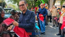 foto istimewa : Ketua di wakili Anggot Bawaslu banggai Zulkifli Sandagang bersama Bupati dan Unsur Forkopimda Bagikan Bendera Merah Putih sambit HUT Ke 81