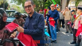 foto istimewa : Ketua di wakili Anggot Bawaslu banggai Zulkifli Sandagang bersama Bupati dan Unsur Forkopimda Bagikan Bendera Merah Putih sambit HUT Ke 81