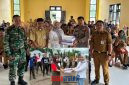 foto istimewa : perwakilan camat toili barat Penerima sumbangan 50 pasang sepatu oleh Kasubsektor  IPDA I Kadek Sukrayana dari Perwakilan Perusahaan 