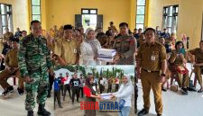 foto istimewa : perwakilan camat toili barat Penerima sumbangan 50 pasang sepatu oleh Kasubsektor  IPDA I Kadek Sukrayana dari Perwakilan Perusahaan 