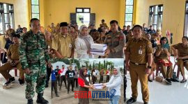 foto istimewa : perwakilan camat toili barat Penerima sumbangan 50 pasang sepatu oleh Kasubsektor  IPDA I Kadek Sukrayana dari Perwakilan Perusahaan 