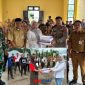 foto istimewa : perwakilan camat toili barat Penerima sumbangan 50 pasang sepatu oleh Kasubsektor  IPDA I Kadek Sukrayana dari Perwakilan Perusahaan 