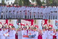 foto istimewa : Camat Bambang I.P Abdullah.S.Pd.MM serahkan piagam pada kepala desa yang lunas Pajak secara simbolis ke 18 desa se-kecamatan toili barat 