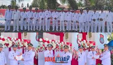foto istimewa : Camat Bambang I.P Abdullah.S.Pd.MM serahkan piagam pada kepala desa yang lunas Pajak secara simbolis ke 18 desa se-kecamatan toili barat
