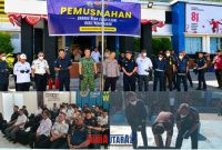 foto istimewa : Kepala KUPP Kls II Luwuk Hasfar Hadiri Pemisnahan Barang Bukti Rokok ilegal dan minuman Beralkohol ilegal