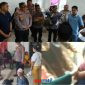 foto istimewa : Tampak Kapolres Bangkep AKBP Ronaldus Dan Kapolsek Totikum Selatan Jenguk para Siswi yang keracunan MBG