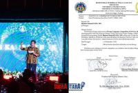 foto istimewa : Tampak Rastono sumardi sedang membawakan puisi dan surat undangan sebagai juri