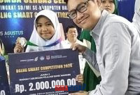 foto istimewa : Terpancar senyum bahagia Berkat belajar dari HP Ppemberian orang tua Siswi SDN 1 Nambo buktikan juara II Pidatao bahasa inggris