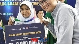 foto istimewa : Terpancar senyum bahagia Berkat belajar dari HP Ppemberian orang tua Siswi SDN 1 Nambo buktikan juara II Pidatao bahasa inggris 
