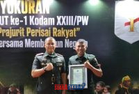 foto istimewa : Komandan Kodim 1308/Luwuk Banggai, Letkol Inf Cepi Kartiwa, S.Pd dan prajurit Kodim 1308/Luwuk Banggai. Koptu Jeki Jefri Ajabae, Babinsa Koramil 1308-07/Pagimana
