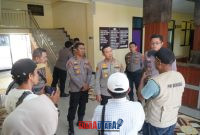 foto istimewa : Kapolresta Banggai Kombes Pol Hendri Yulianto.S.I.K.M.H Saat wawancara bersama awak media di dampingi Wakapolresta, Kabag OPS,Kasat Shabara,Kasat Lantas 