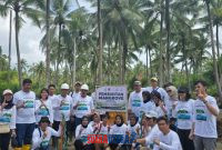 foto istimewa Camat Toili Barat Bambang dan Rektor Unismu Luwuk laksanakan penanaman Bibit Mangrove