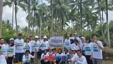 foto istimewa Camat Toili Barat Bambang dan Rektor Unismu Luwuk laksanakan penanaman Bibit Mangrove