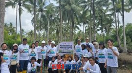 foto istimewa Camat Toili Barat Bambang dan Rektor Unismu Luwuk laksanakan penanaman  Bibit Mangrove