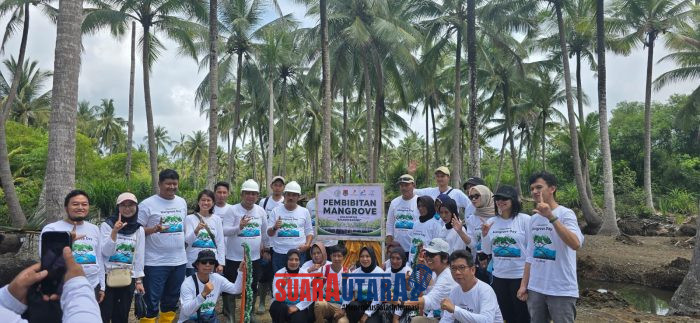 foto istimewa Camat Toili Barat Bambang dan Rektor Unismu Luwuk laksanakan penanaman Bibit Mangrove