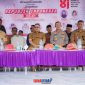 foto istimewa : Kapolresta banggai Kombes Pol Hendri Yulianto.S.I.K.MH, Hadiri dan berikan arahan terkait pembagian PKH di hadapan penerima PKH.