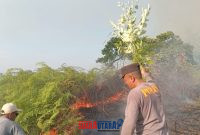 foto istimewa : Saat Anggota polsek Nuhon bersama Warga padamkan Api