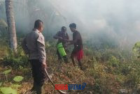 foto istimewa : Anggota polsek dan warga padamkan api