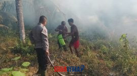 foto istimewa : Anggota polsek dan warga padamkan api