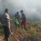foto istimewa : Anggota polsek dan warga padamkan api