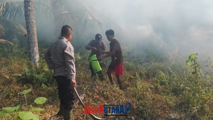 foto istimewa : Anggota polsek dan warga padamkan api