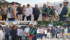foto istimewa : Tampak Ketua Komisi III Dandy saat mendengarkan arahan dari Pihak ASDP Rofiq dan Staf Ahli Bupati Alfian Djibran