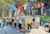 foto istimewa : Kapolsek Lamala Iptu I Wayan sukarman bersama unsur Forkopimcam lamala ikut bersihkan pinggiran jala dan tambah lubang