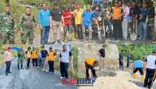 foto istimewa : Kapolsek Lamala Iptu I Wayan sukarman bersama unsur Forkopimcam lamala ikut bersihkan pinggiran jala dan tambah lubang