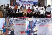 foto istimewa : Saat Kasi Humas Polresta Banggai AKP Saiman perwakilan Kapolresta menerima Buku dari Sekertaris PWI Sulteng