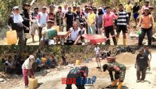 foto istimewa : Babinsa dan Warga lakukan pengecoran jalan berlubang bentuk keperdulian TNI Dan Warga