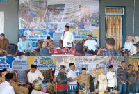 foto istimewa : Gubernur Sulteng Dr.H.Anwar Hafid didampingi  Bupati Ir.H Amirudin.SP,MP,MM sempatkan Temui Relawan Semar Toili Bersaudara.