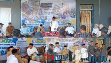 foto istimewa : Gubernur Sulteng Dr.H.Anwar Hafid didampingi Bupati Ir.H Amirudin.SP,MP,MM sempatkan Temui Relawan Semar Toili Bersaudara.