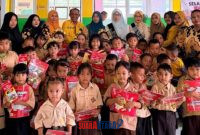 foto istimewa : Bunda PAUD Kabupaten Banggai, Dr. Ir. Hj. Syamsuarni Amirudin, SE., MM., melaksanakan agenda monitoring pelaksanaan Tahun Ajaran Baru di wilayah Kecamatan Batui, bersama para pemilik dan dewan guru