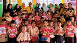 foto istimewa : Bunda PAUD Kabupaten Banggai, Dr. Ir. Hj. Syamsuarni Amirudin, SE., MM., melaksanakan agenda monitoring pelaksanaan Tahun Ajaran Baru di wilayah Kecamatan Batui, bersama para pemilik dan dewan guru