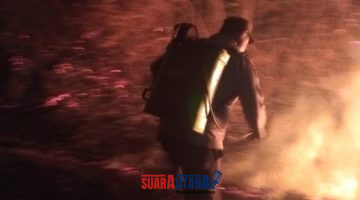 foto istimewa : Anggota Polsek Pagimana lakukan pemadaman Api