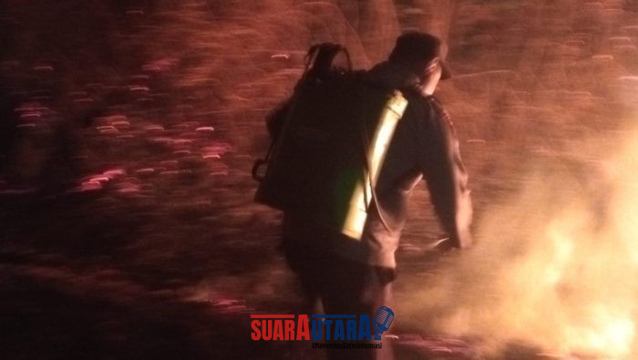 foto istimewa : Anggota Polsek Pagimana lakukan pemadaman Api