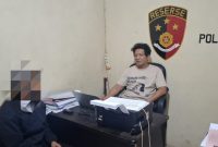 foto istimewa : anggota polsek pagimana saat lakukan pemeriksaan pada tersangka