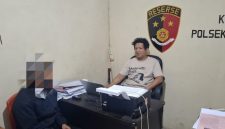 foto istimewa : anggota polsek pagimana saat lakukan pemeriksaan pada tersangka 