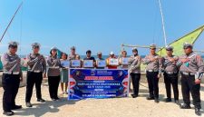 foto istimewa : Saat anggota Satlantas polresta Banggai Bagikan sembako pada ojek online dan supir angkot
