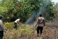 foto istimewa : Kapolsek Toili langsung turun padamkan Api di lopon