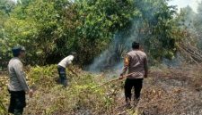 foto istimewa : Kapolsek Toili langsung turun padamkan Api di lopon