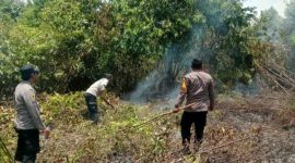 foto istimewa : Kapolsek Toili langsung turun padamkan Api di lopon