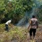 foto istimewa : Kapolsek Toili langsung turun padamkan Api di lopon