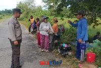 foto istimewa : anggota Bhabinkamtibmas Ingatkan Karhutla mari sama Sama kita jaga