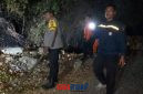 foto istimewa : Anggota polsek pagimana lakukan pemadaman api