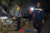 foto istimewa : Anggota polsek pagimana lakukan pemadaman api