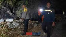 foto istimewa : Anggota polsek pagimana lakukan pemadaman api