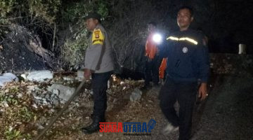 foto istimewa : Anggota polsek pagimana lakukan pemadaman api