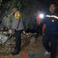 foto istimewa : Anggota polsek pagimana lakukan pemadaman api